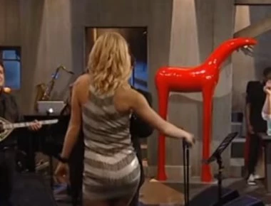 «Το ξέρει η μανούλα ότι είσαι εδώ;»: «Επικές» ατάκες Πανταζή στην Άννα Πολύζου που χόρεψε τσιφτετέλι (βίντεο)